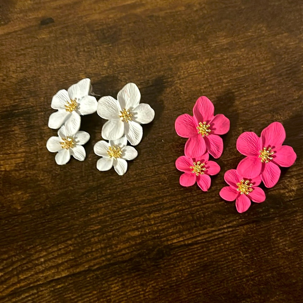 Set of pink and white flower earrings